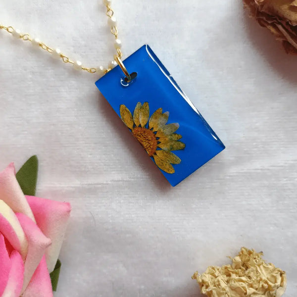 Handmade Resin Pendant With Half Daisy Pearl