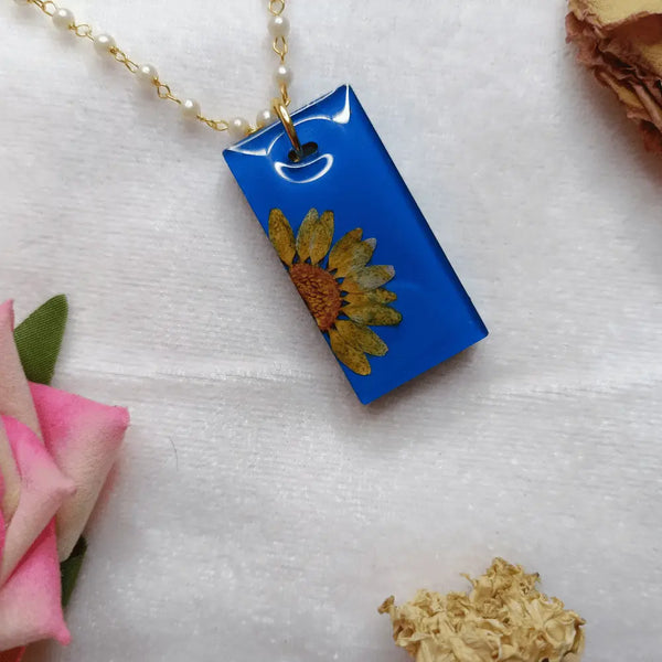 Handmade Resin Pendant With Half Daisy Pearl